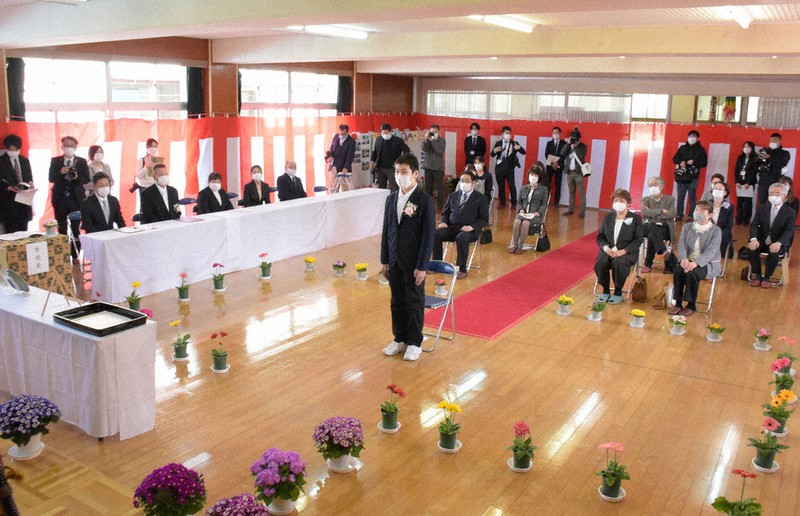 たった一人で卒業式に臨む須藤嘉人さん(中央)=福島県二本松市で23日、渡部直樹撮影