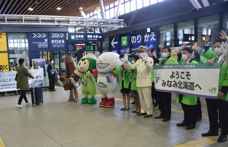 利用客を歓迎するJR北海道の関係者ら=新函館北斗駅で2021年3月26日、真貝恒平撮影