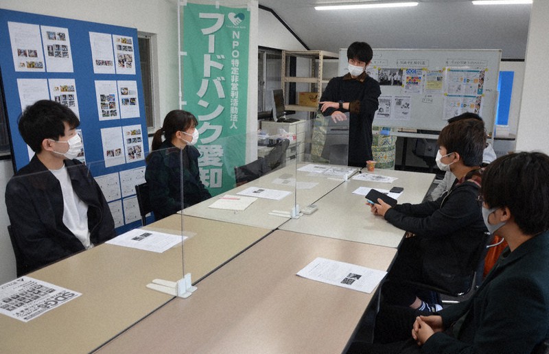 フードドライブ活動について意見を交わす名古屋外国語大の工藤拓真さん(左から3人目)ら学生たち=愛知県北名古屋市のフードバンク愛知で2021年3月17日、川瀬慎一朗撮影