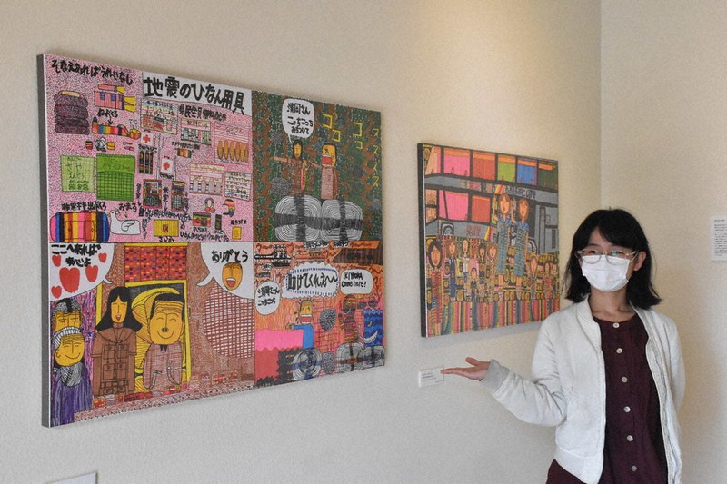 清岡さんの作品を示す島崎さん=高知市南金田の藁工ミュージアムで2021年3月10日午前11時5分、松原由佳撮影