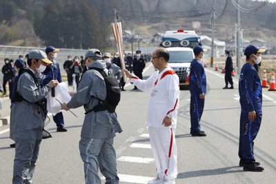 聖火トーチ7万円、買う？ 「一生の記念」「2万円なら」 | 毎日新聞