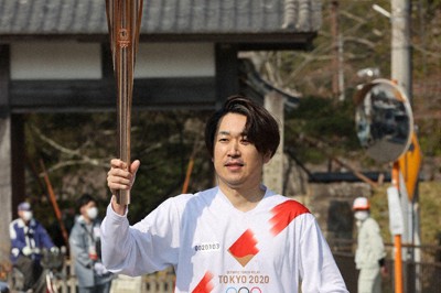 聖火トーチ7万円、買う？ 「一生の記念」「2万円なら」 | 毎日新聞