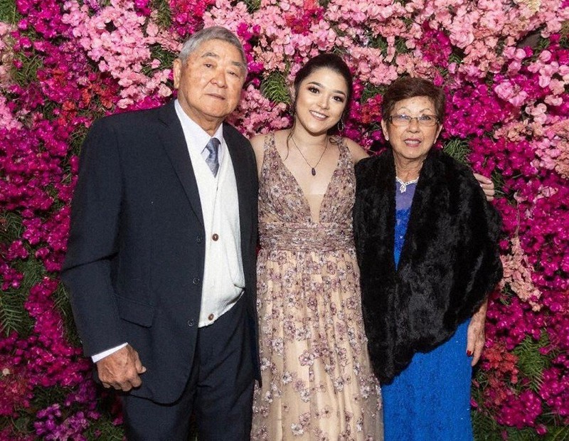 祖母テルコ・カワオカさん(右)、祖父マサオさん(左)と写るルイーザさん。テルコさんをみとった担当医の姿を見て、最終的に医師を目指すと決意した=本人提供