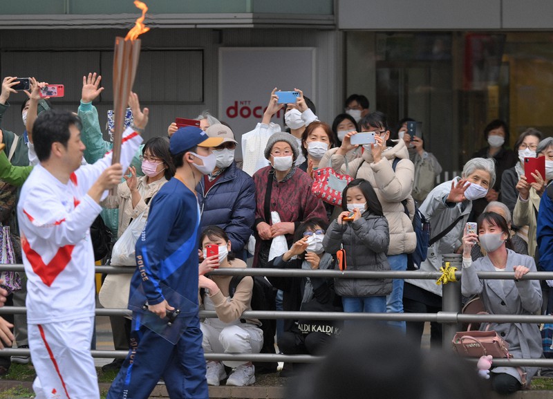 東京オリンピック聖火リレー初日、沿道に集まって見物する大勢の人たち=福島県いわき市で2021年3月25日午後1時1分、手塚耕一郎撮影