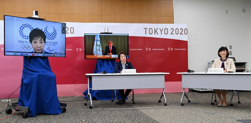 5者協議をする大会組織委員会の橋本聖子会長(中央)。右は丸川珠代五輪担当相。オンラインで参加する(左から)東京都の小池百合子知事、IOCのバッハ会長。海外観客の受け入れ断念を決定した=東京都中央区で2021年3月20日(代表撮影)