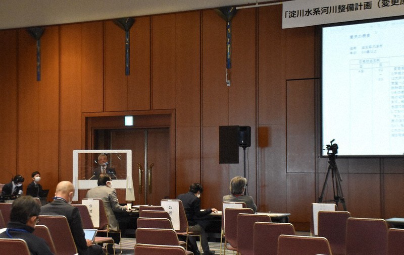 大戸川ダム建設を明記した河川整備計画の変更原案についての公聴会で、意見を述べる住民ら=大津市におの浜1のピアザ淡海で、諸隈美紗稀撮影
