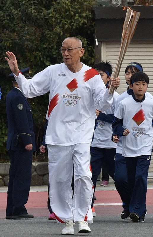 サポートランナーを務めた子どもたちと一緒に、円谷幸吉さんの地元を走る君原健二さん。ウエアには円谷さんの写真をしのばせていた=福島県須賀川市で2021年3月27日午後3時15分、三浦研吾撮影