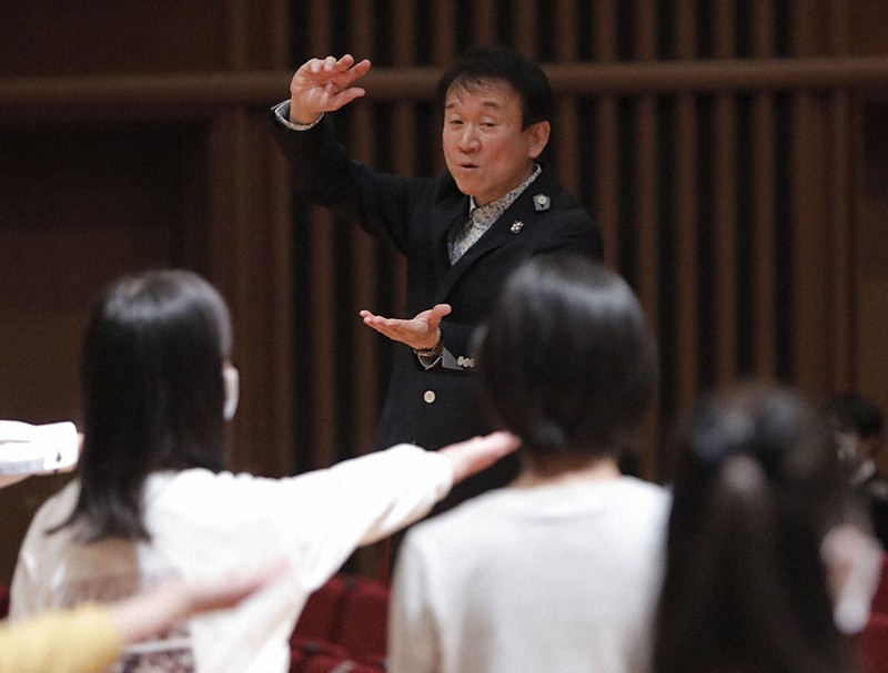 小学校の退職記念コンサートで指揮をする臼井真さん=神戸市中央区で2021年3月28日午後4時43分、三村政司撮影