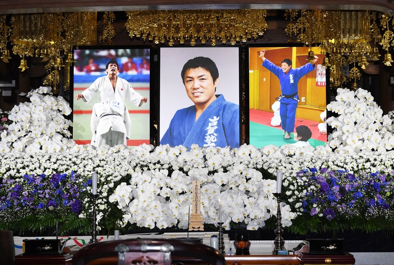 古賀さんの遺影が飾られた祭壇=川崎市川崎区の宗三寺本堂で2021年3月28日(代表撮影)