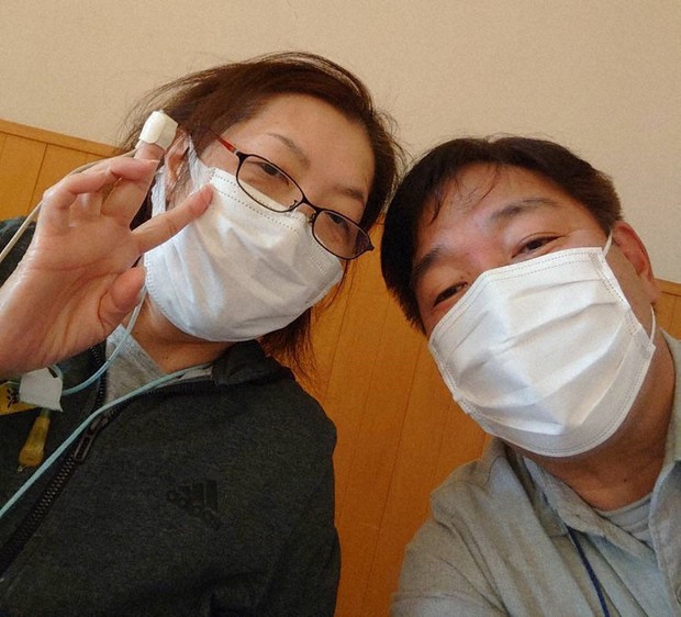 エクモが外れるまで回復し、病室で面会した向井一江さん(左)と夫の裕策さん。スマートフォンで「自撮り」した=2020年12月23日撮影、一江さん提供