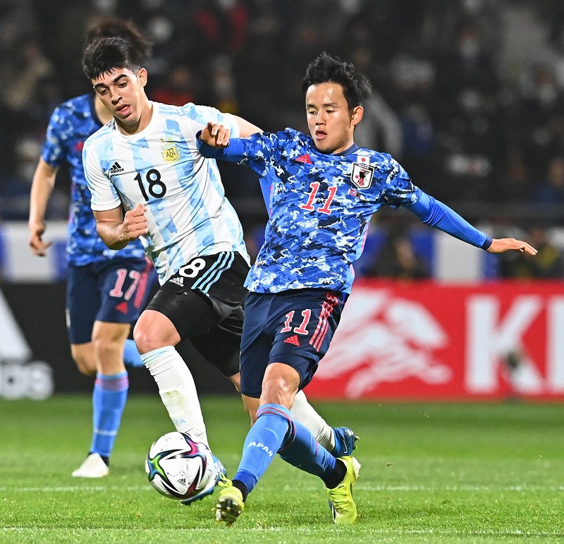 【日本-アルゼンチン】前半、パスを出す久保建英=ミクニワールドスタジアム北九州で2021年3月29日、徳野仁子撮影