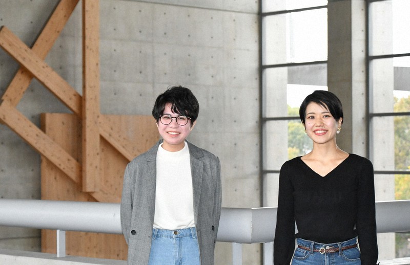 医療の道へ進む(左から)奥田由希乃さんと岡本理恵さん=兵庫県明石市の県立大看護学部で=2021年3月22日午後3時51分、浜本年弘撮影