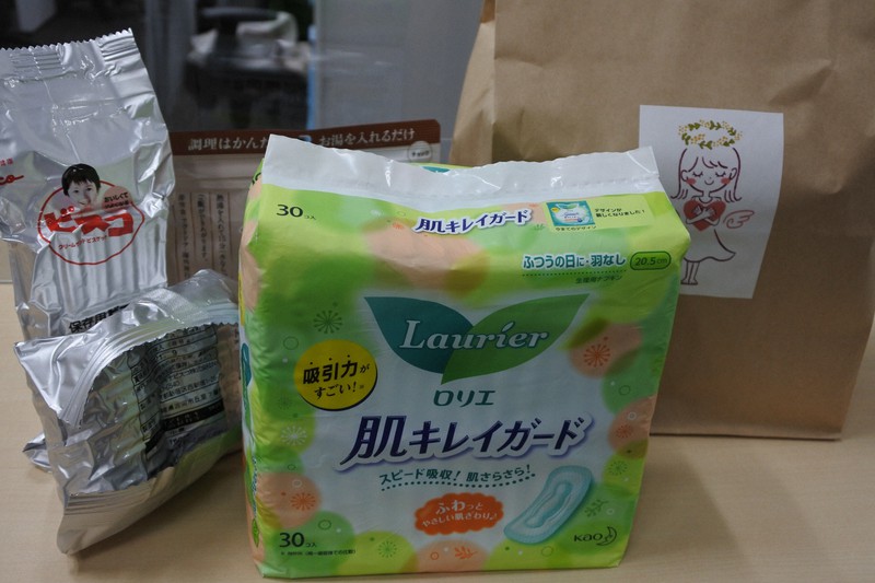 東京都豊島区が袋にまとめて配布していた、生理用品や保存用ビスケットなどの食料=同区の区役所本庁舎で2021年3月16日午前8時24分、藤沢美由紀撮影
