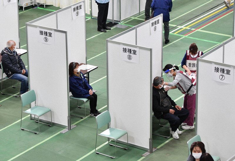 高齢者が参加して行われた新型コロナウイルスのワクチン集団接種訓練=大阪府羽曳野市で2021年2月27日午後3時43分、木葉健二撮影
