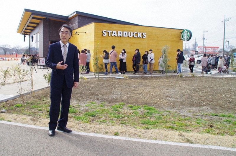 オープン当日、行列ができた「スターバックスコーヒー狭山市入間川にこにこテラス店」前で経緯を振り返る埼玉りそな銀行プロジェクト開発推進室の小野田貴之マネージャー=埼玉県狭山市で2021年3月5日、山越峰一郎撮影