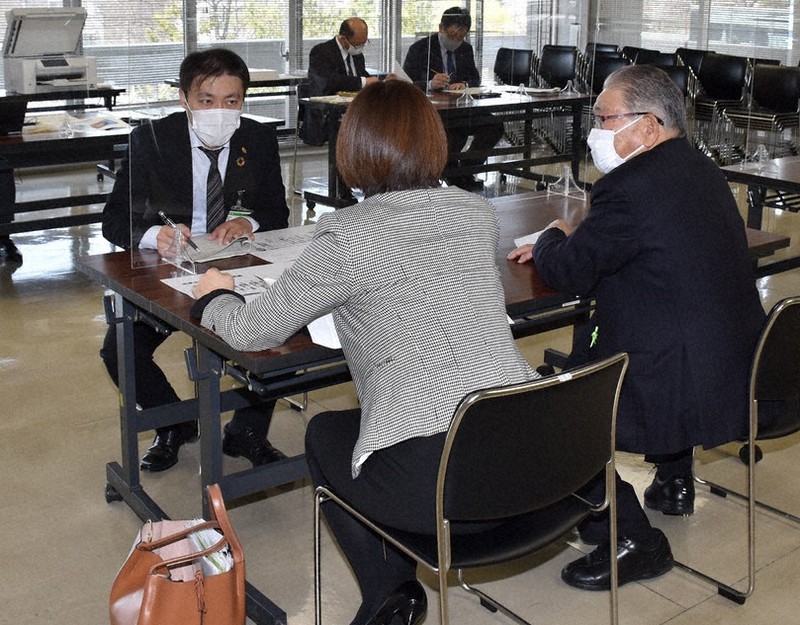 県選管の事前審査を受ける陣営関係者(手前)=長野市の県庁で2021年3月29日、大矢伸一撮影