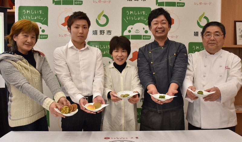 新作スイーツを発表した菓子店代表ら