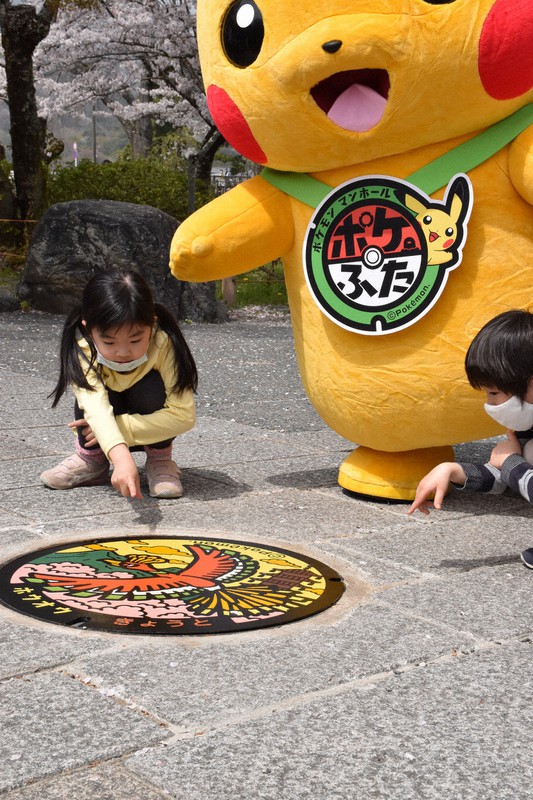 ポケふた 小さいマンホール ホウオウ 京都府京都市 京都のポケモンのマンホール「ポケふた」の場所は？嵐山公園の
