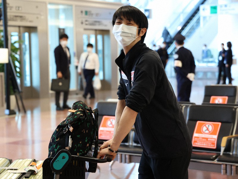 フィギュアスケートの世界選手権を終え、帰国した羽生結弦=羽田空港で2021年3月30日午前9時(代表撮影)