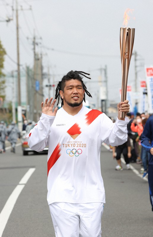 群馬県1日目第3区間を走る堀江翔太さん=群馬県太田市で2021年3月30日午前11時55分(代表撮影)