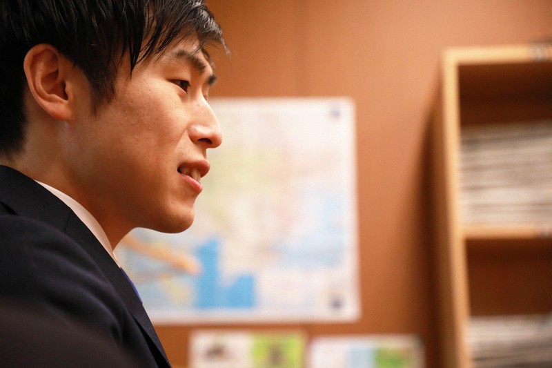 山添拓氏=岡本同世撮影