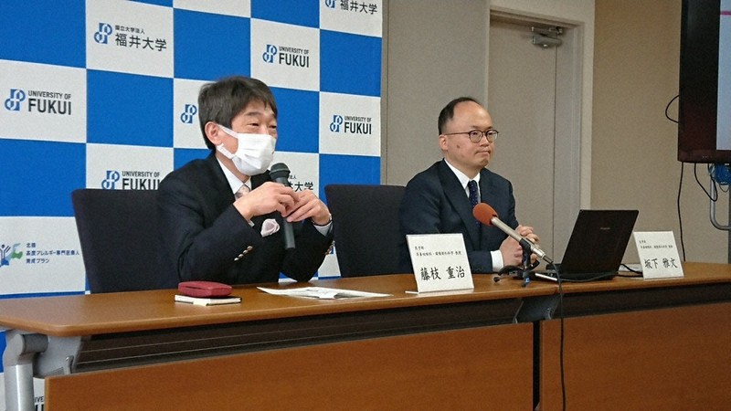 スギ花粉症を悪化させる大気汚染物質について研究成果を発表する福井大の藤枝重治教授(左)と坂下雅文講師=福井県永平寺町松岡下合月の福井大学松岡キャンパスで、岩間理紀撮影