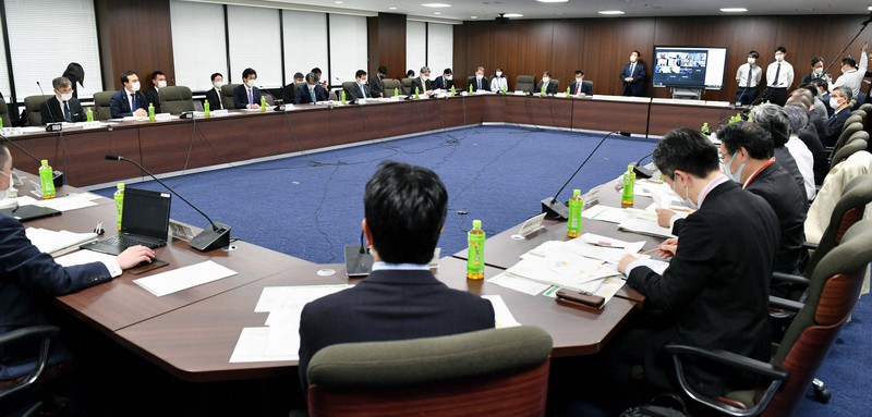 新型コロナウイルス対策を助言する厚生労働省の専門家組織「アドバイザリーボード」の会合=同省で2021年3月31日午後5時1分、丸山博撮影