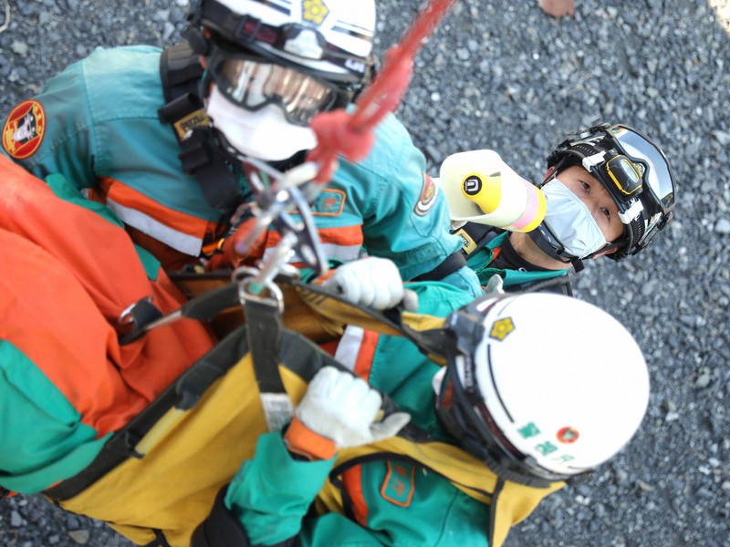 ヘリによる救助訓練を指導する警視庁特殊救助隊の清水邦彦隊長(奥)=東京都立川市で2021年2月25日午前9時43分、喜屋武真之介撮影