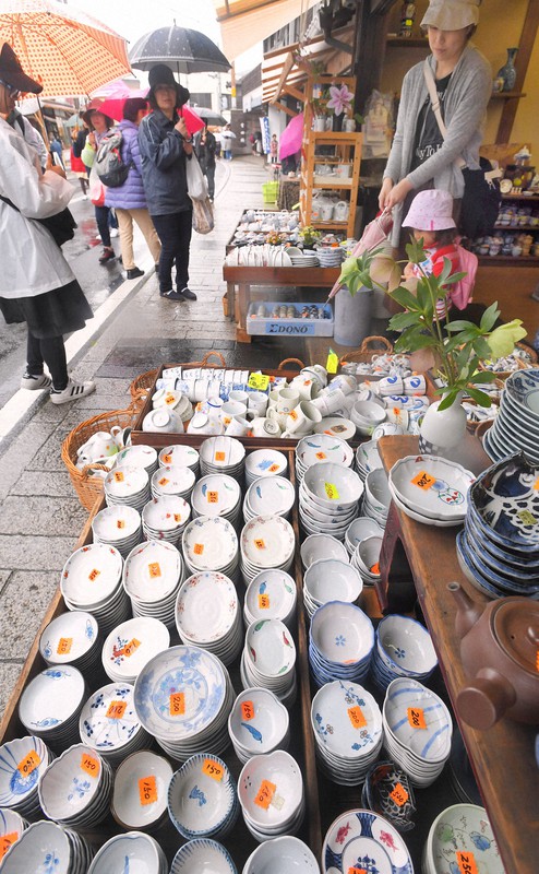 大型連休中、県内外から多くの人が訪れる有田陶器市=佐賀県有田町で2019年4月29日、津村豊和撮影