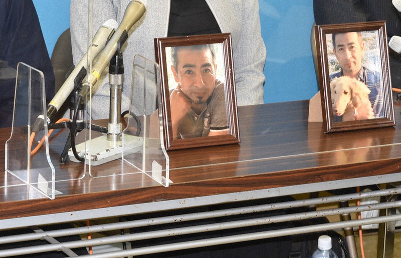 判決後、猪狩さんの遺影を飾り記者会見する妻(中央)ら=福島県いわき市役所で2021年3月30日午後4時23分、柿沼秀行撮影