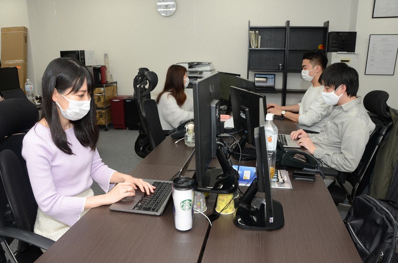 新入社員や中間管理職向けの研修事業を売り込んでいるフリープラスの宮澤沙織さん(左端)=大阪市北区で2021年3月25日、高瀬浩平撮影