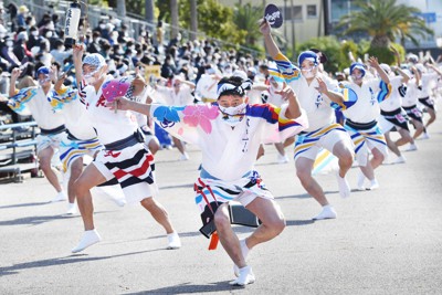 2021年の阿波踊り開催に向け、新型コロナへの対応などを踏まえて20年秋に開かれた実証イベント＝徳島市で2020年11月、山崎一輝撮影