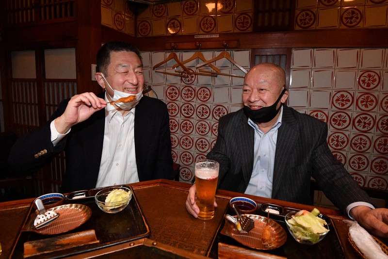 マスクをして会食を楽しむ人たち=大阪市北区の串カツ店「三樹」で2021年3月31日午後6時3分、木葉健二撮影