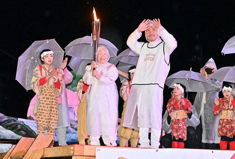 トーチを掲げる箱石シツイさん(左から2人目)=栃木県那須烏山市で2021年3月28日午後7時59分(代表撮影)