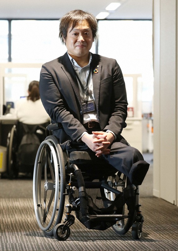 JR福知山線脱線事故で両足のひざから下を失い、東京オリンピックの聖火ランナーとして走る林浩輝さん=大阪市西淀川区で2021年2月22日、菱田諭士撮影
