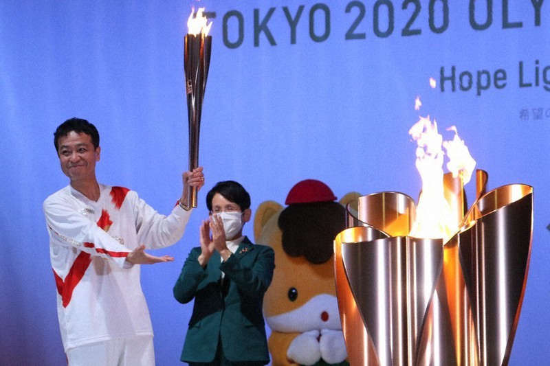 聖火皿に火をともす最終ランナーの中山秀征さん(左)=群馬県高崎市のGメッセ群馬で2021年3月31日午後7時41分、妹尾直道撮影