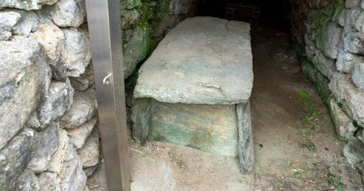 妻の作った　古物のガーランド　古墳時代末期のイメージ 6世紀末の金鈴塚古墳、石棺に加工の痕跡 木更津市教委「貴重」 | 毎日新聞