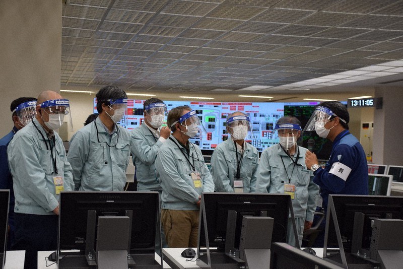 高浜原発1、2号機の中央制御室で潮位モニターを視察する福井県原子力安全専門委員会の委員ら=代表撮影