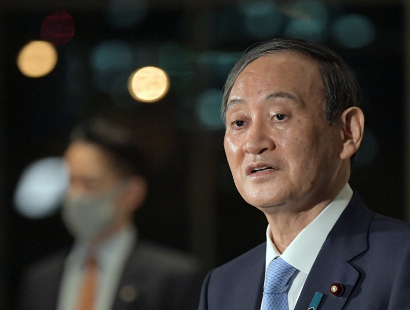 新型コロナウイルス感染症対策本部の会合終了後、記者団の質問に答える菅義偉首相=首相官邸で2021年4月1日午後7時15分、竹内幹撮影