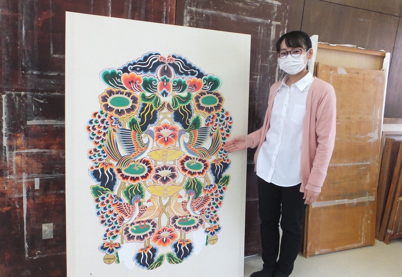 「牛皮華鬘残闕」の彩色復元図と浜村美緒さん=奈良市の奈良教育大で2021年3月31日午前11時6分、田中なつみ撮影
