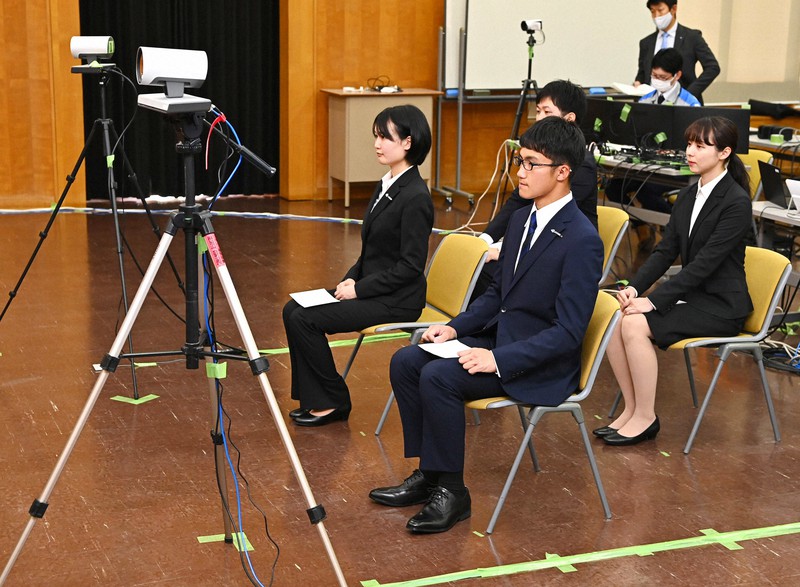 新型コロナウイルス感染拡大防止のため各支店などにリモートで中継して開かれた九州電力の入社式=福岡市城南区の九州電力社員研修所で2021年4月1日午前11時14分、徳野仁子撮影
