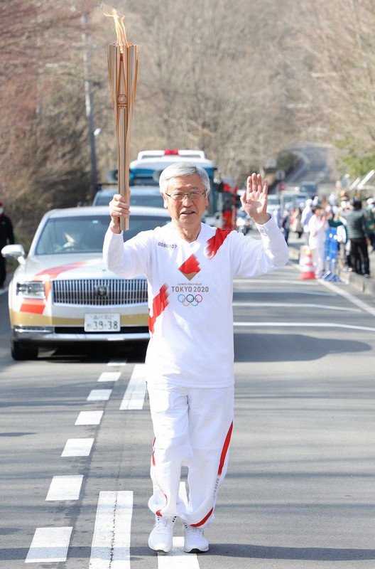 長野県1日目第1区間を走る土屋恒樹さん=長野県軽井沢町で2021年4月1日午前8時36分(代表撮影)