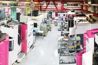 無人の状態で稼働する京都・宇治の金属加工会社「HILLTOP」（ヒルトップ）の工場＝同社提供