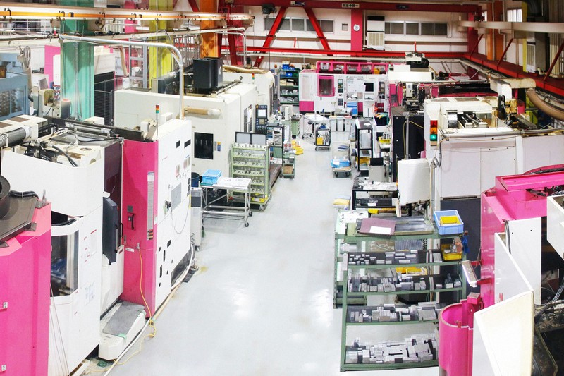 無人の状態で稼働する京都・宇治の金属加工会社「HILLTOP」(ヒルトップ)の工場=同社提供
