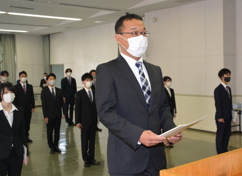新規採用職員を代表して辞令を受け取った有馬さん(中央)