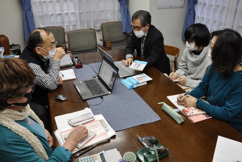 医療事故調査制度の改善を求め、問題点や課題を話し合う医療事故の遺族や弁護士ら=大阪市北区で2月20日、桐野耕一撮影