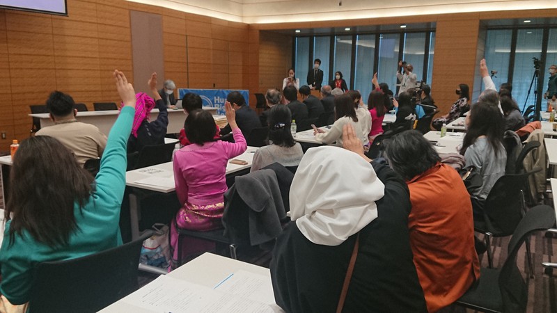 国会内での緊急集会で、反独裁の象徴である「3本指」を掲げて抗議の意思を示す出席者ら=東京都千代田区で2021年4月2日、佐藤慶撮影