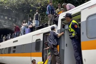 台湾列車衝突 子供はいるか 叫ぶ救助隊 過去40年で最悪 毎日新聞