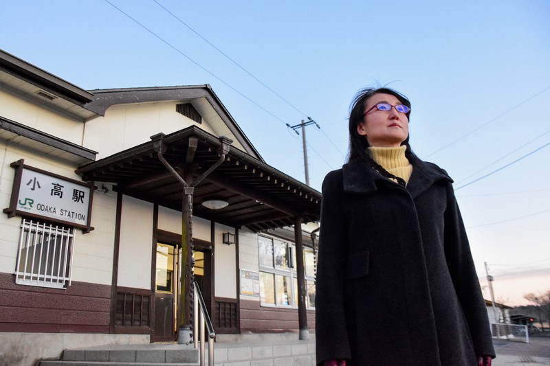 JR小高駅前に立つ作家の柳美里さん=福島県南相馬市で2021年2月24日、渡部直樹撮影