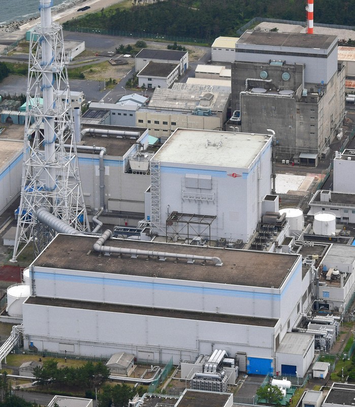 東海第2原発(手前)=茨城県東海村で2018年7月3日午後1時34分、本社ヘリから丸山博撮影